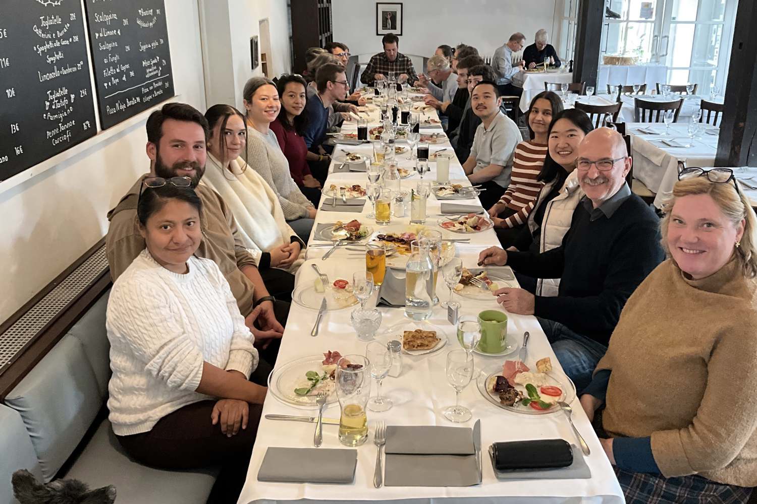 Gemeinsames Mittagessen heute- das Büroteam stürmt die Lustnauer Mühle (1)